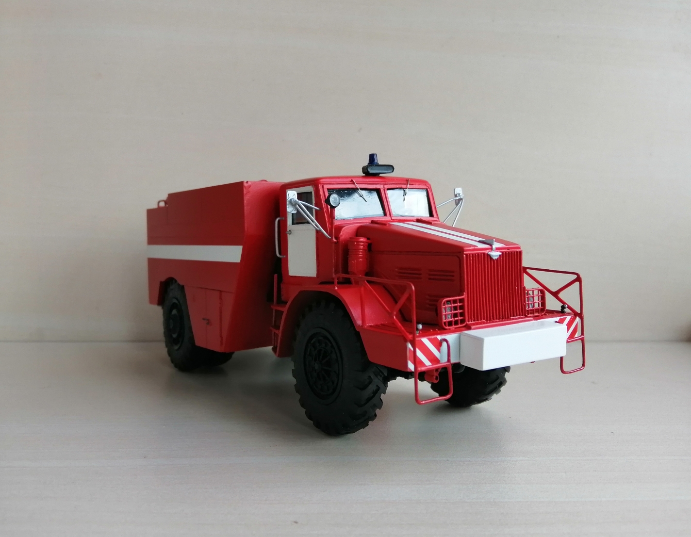 1:43 Сборная модель МАЗ-525 пожарная цистерна - DNK330