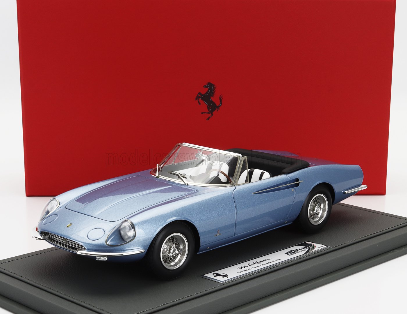 1:18 FERRARI 365 California S/n08347 Spider Cabriolet Geneve Motorshow (1966)- Con Vetrina - With Showcase, Light Blue Met - BBR1814F-VET