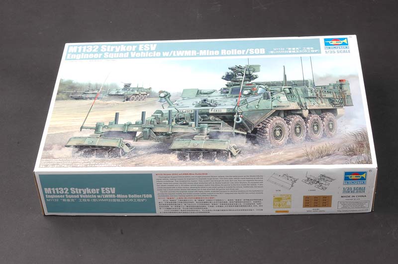 1:35 Сборная модель Американский БТР M1132 Stryker с минным тралом LWMR - 01574