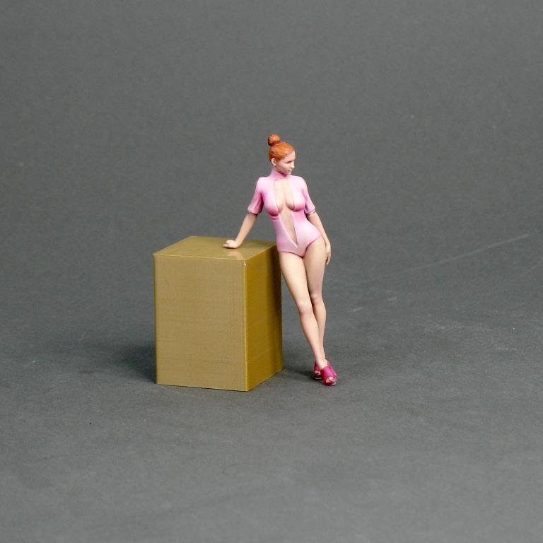 1:24 Фигура Девушка облокотилась (масштаб 1:24) Вариант 1, окрашенная - MPF24-016okr