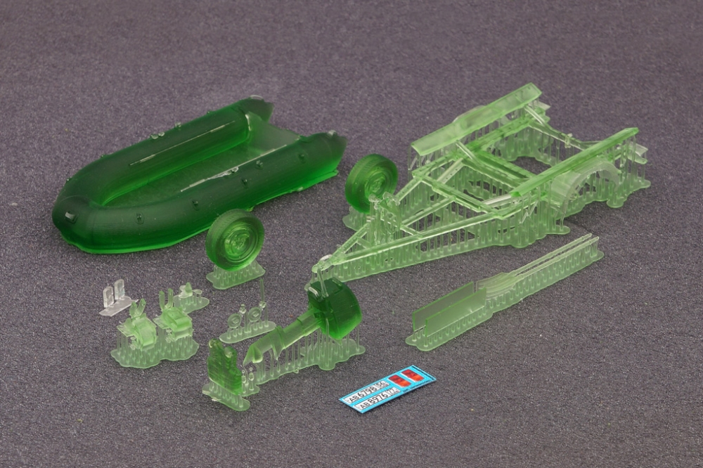 1:35 Сборная модель Лодка резиновая с мотором, на одноосном прицепе - DMS-35077