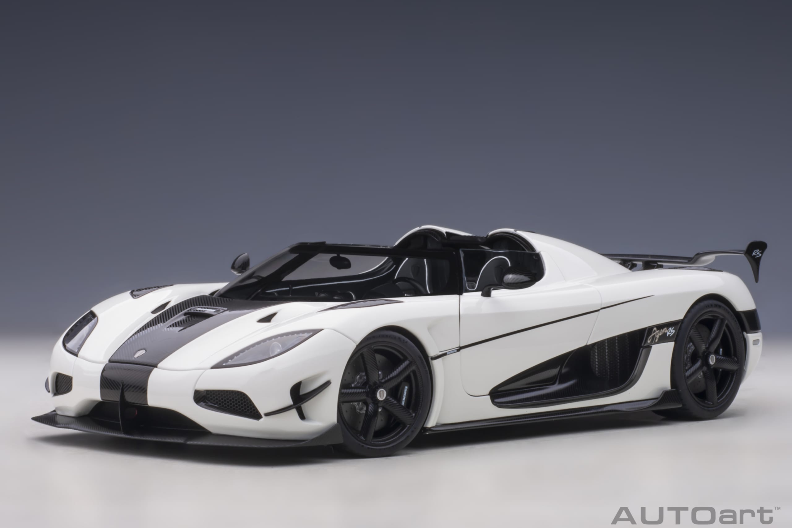 1:18 Koenigsegg Agera RS 2015 (white/carbon/black accents) - 79021