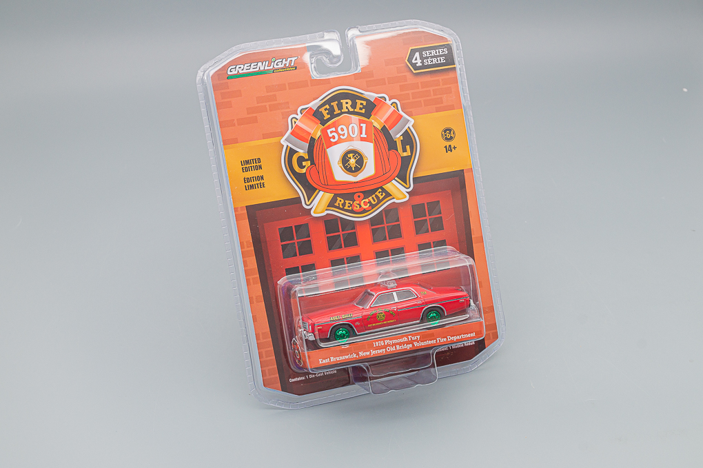 1:64 PLYMOUTH Fury Old Bridge Volunteer Fire Engine (1976), Red (Greenlight!!!) - 67050BG