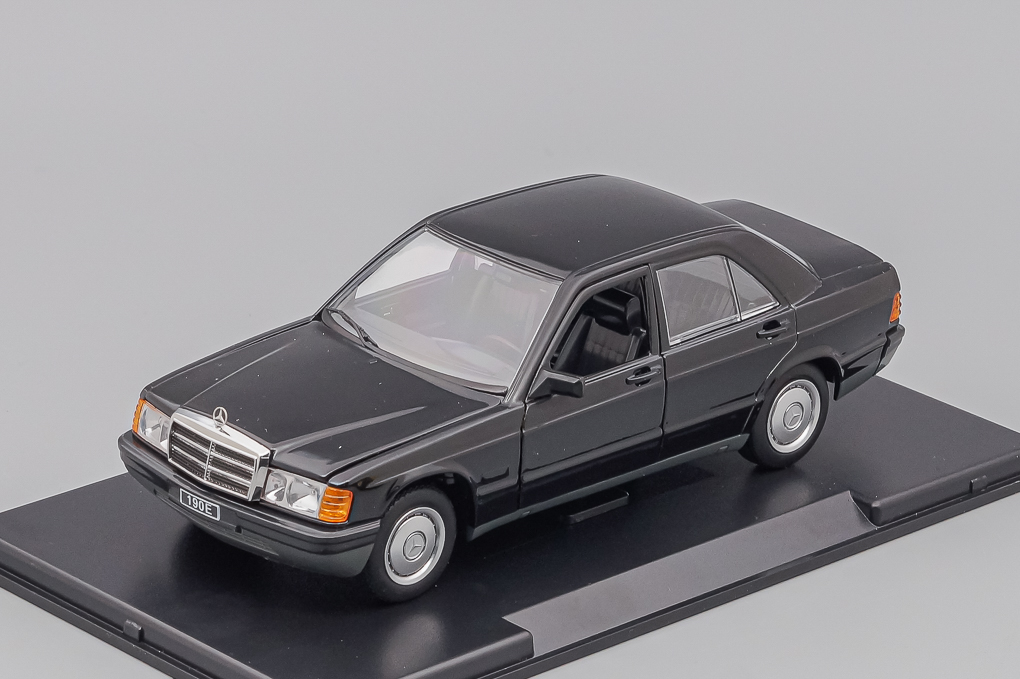 1:24 MERCEDES-BENZ 190E (1983), black - LOT01295