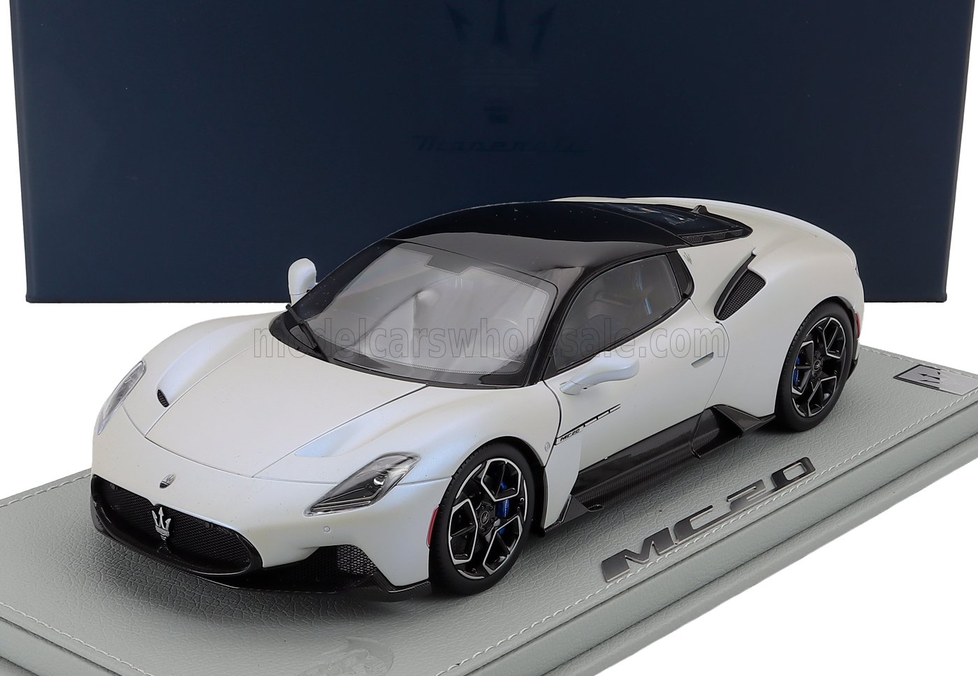 1:18 MASERATI Mc20 Gloss Black Roof (2020) - Con Vetrina - With Showcase, Bianco Audace - White Black - HE180051AMAS-VET