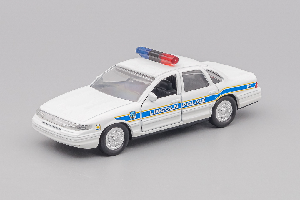 1:43 FORD Crown Victoria Lincoln Police, white - LOT01426