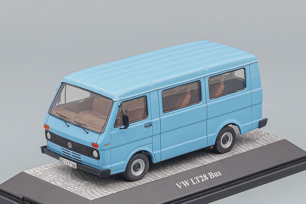 1:43 VOLKSWAGEN LT28 bus, blue - 13351