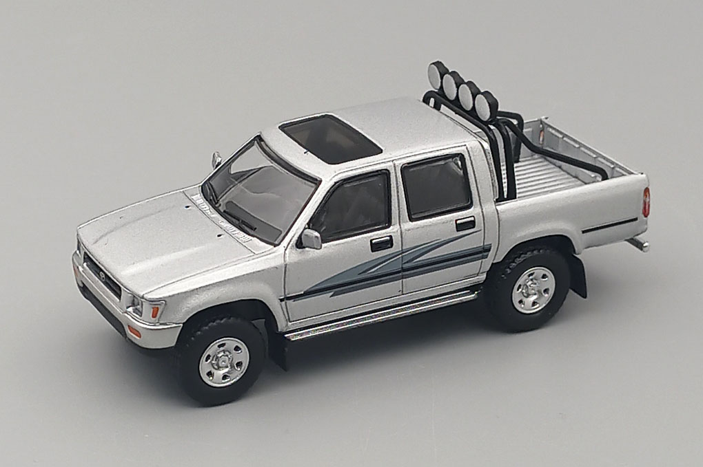 1:64 TOYOTA Hilux Double Cab 4WD (LN101), silver - TYT3903