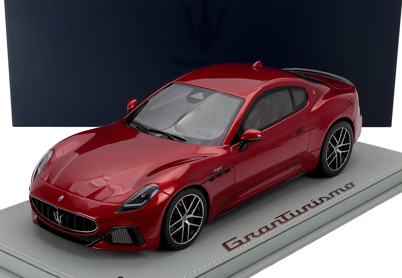 1:18 MASERATI Granturismo Trofeo (2023) - Con Vetrina - With Showcase, Rosso Granturismo - Red Met - P18227AMAS-VET