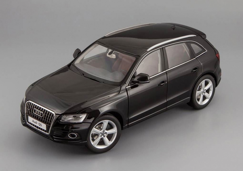 1:18 AUDI Q5 Facelift with sun-roof (2013), phantom black - 09242BK