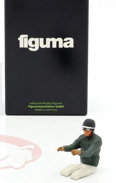 1:18 Фигурка сидящего гонщика в серо зеленой куртке - AE180187