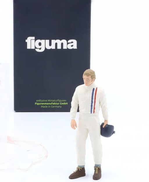 1:18 Фигура гонщика со каской в руке - 180205