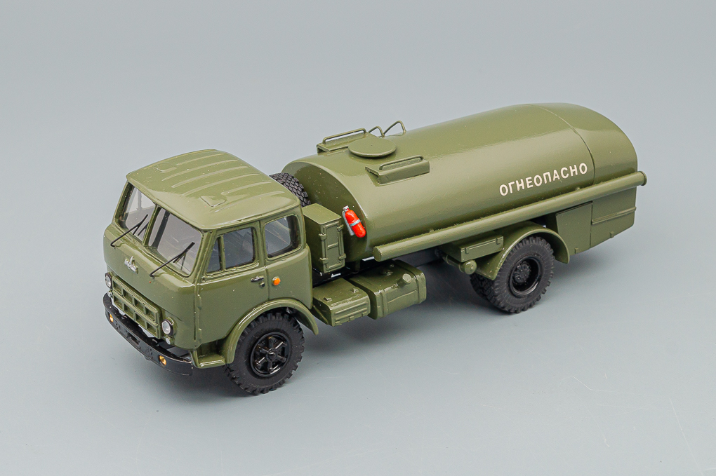1:43 Минский-500А ТЗА-7,5 топливозаправщик, зеленый - LOT01071