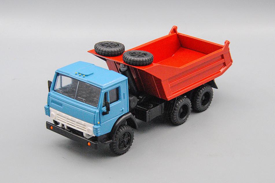 1:43 КАМАЗ 55111-01 (запасные колеса на кузове), голубой / красный - ELK-1137