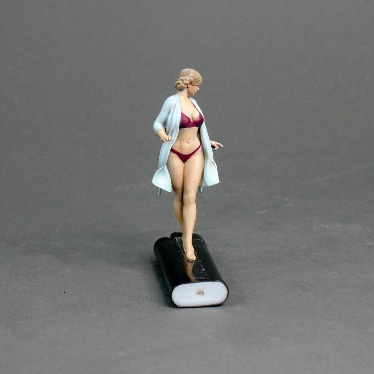 1:24 Фигура Девушка стоит (масштаб 1:24) Вариант 10, окрашенная - MPF24-032okr