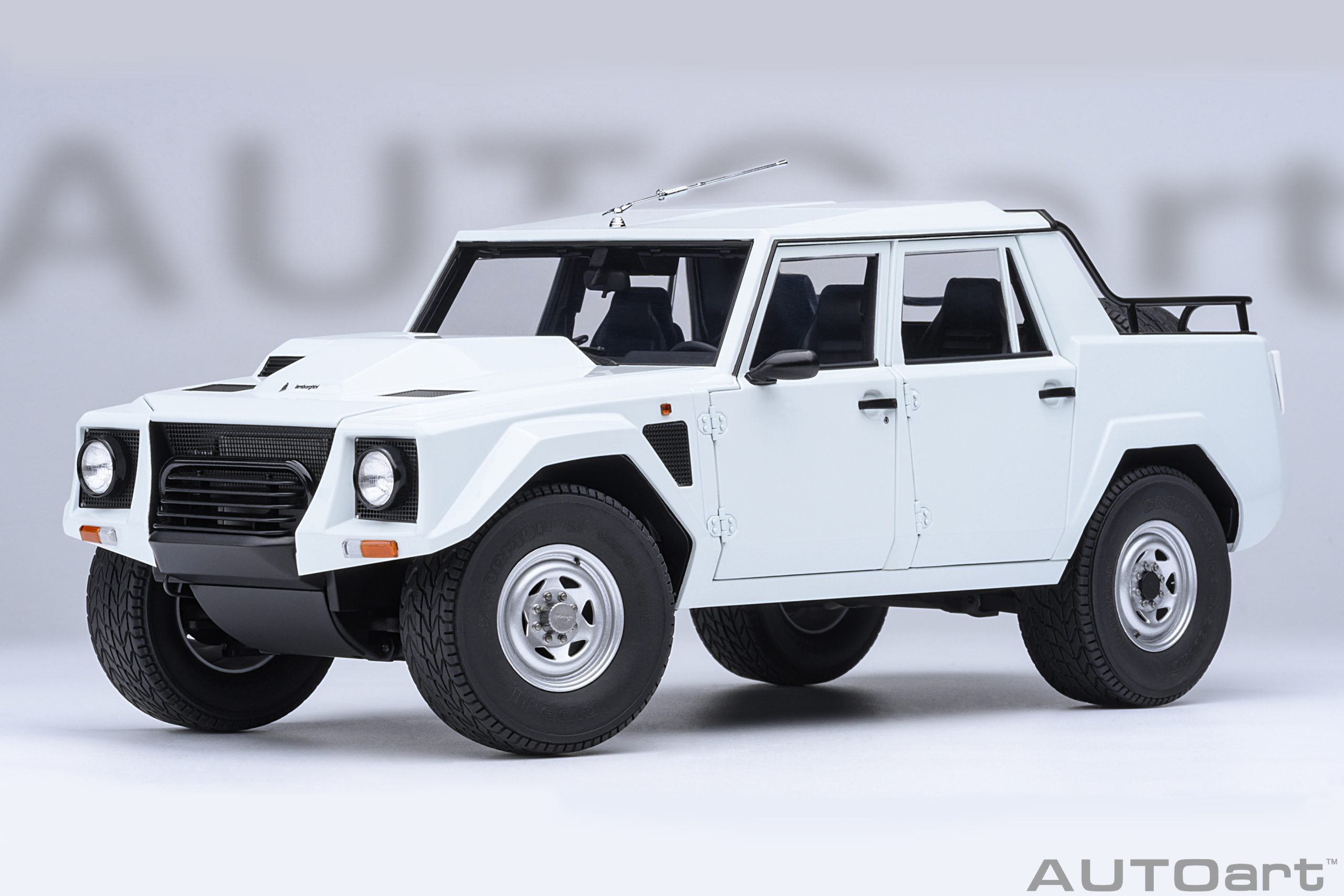 1:18 LAMBORGHINI LM002 Pick-up (1986), white - 74549