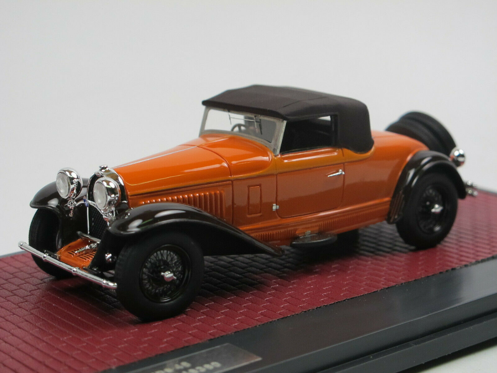 1:43 BUGATTI Type 46 Cabriolet de Villars #46360 (закрытый) 1930 Orange - MX50205-062