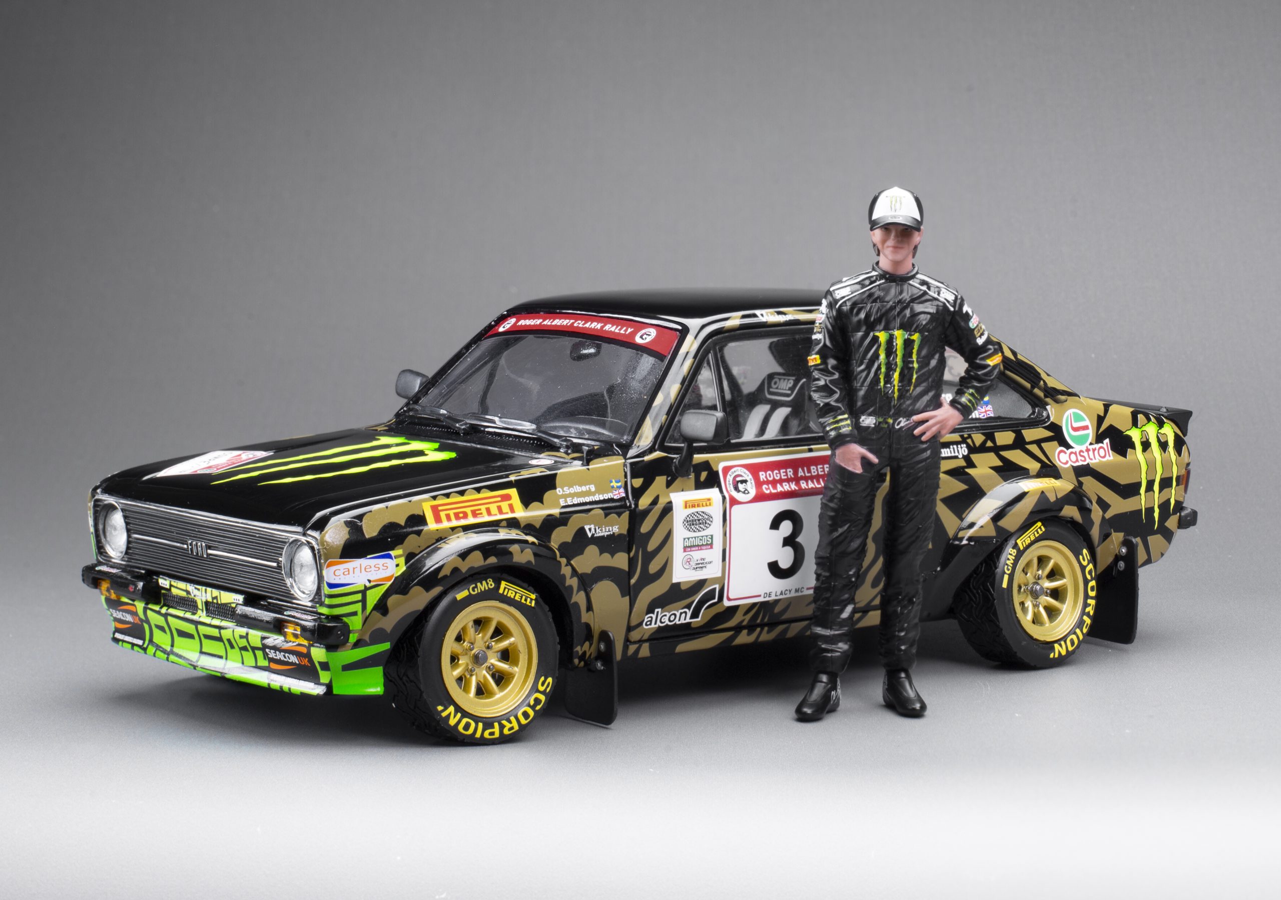 1:18 FORD Escort RS1800 #3 Roger Albert Clark Rally O.Solberg/E.Edmondson with Oliver Solberg Figure (2023) - 4864F