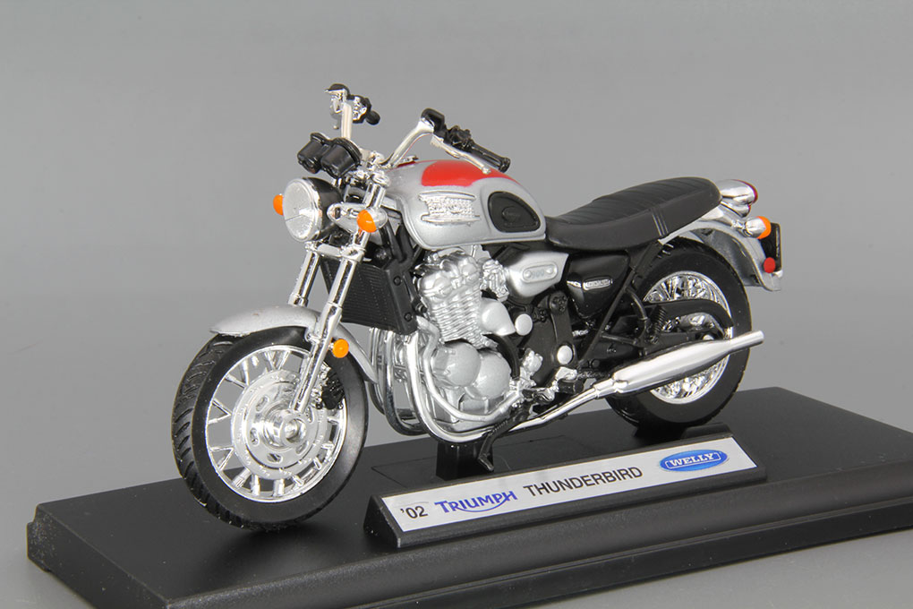 1:18 TRIUMPH Thunderbird (2002), silver / red / black - 12173