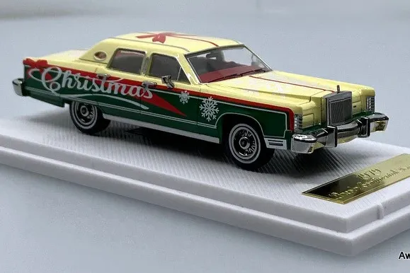 1:64 LINCOLN Continental Town Car *Christmas Speical* (1979), light champagne/dark jade - 60003