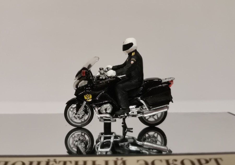 1:43 BMW R1200RT Почётный Эскорт ФСО РФ с фигуркой мотоциклиста - ММ-151001-М