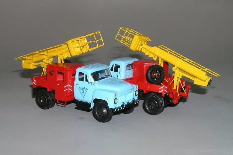 1:43 Горький-52 TVG-15m,синий/красный/желтый - U4-73