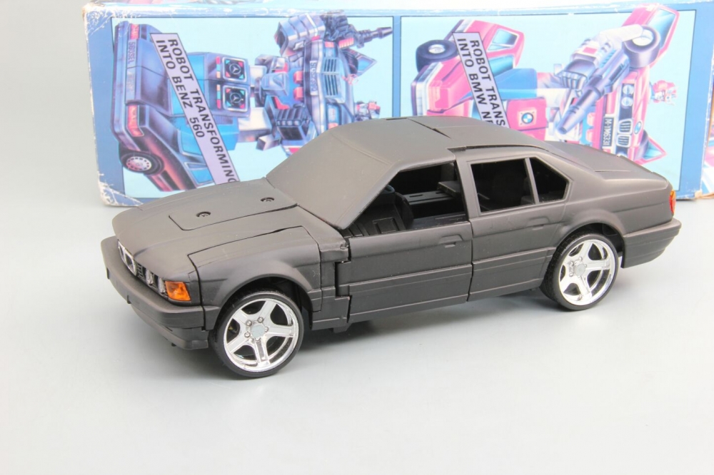 1:43 BMW 750il Робот трансформер - m007