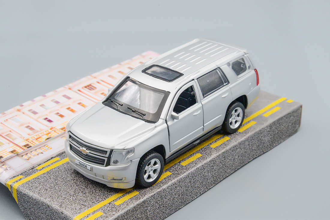 1:40 CHEVROLET Tahoe, silver 12 см. - TAHOE-12-SR