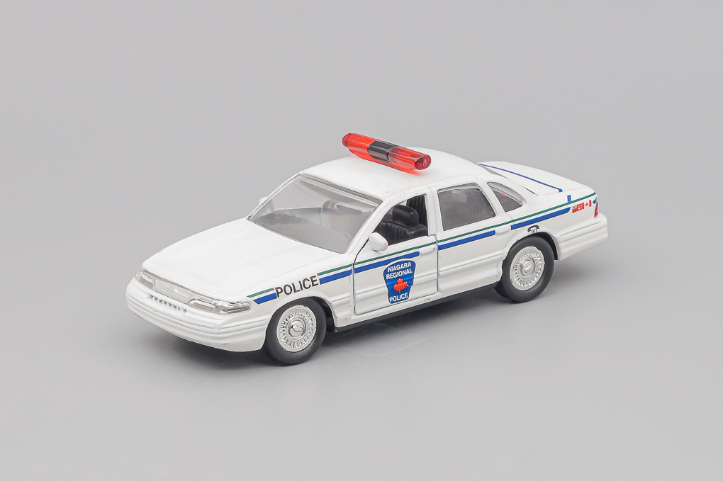 1:43 FORD Crown Victoria  Niagara Police, white - LOT01424
