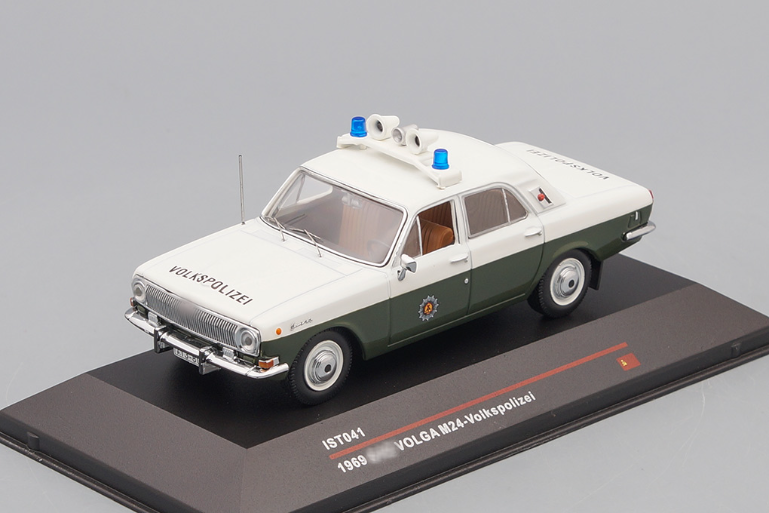 1:43 Горький М24 Volkspolizei (1969), белый с зеленым - IST041
