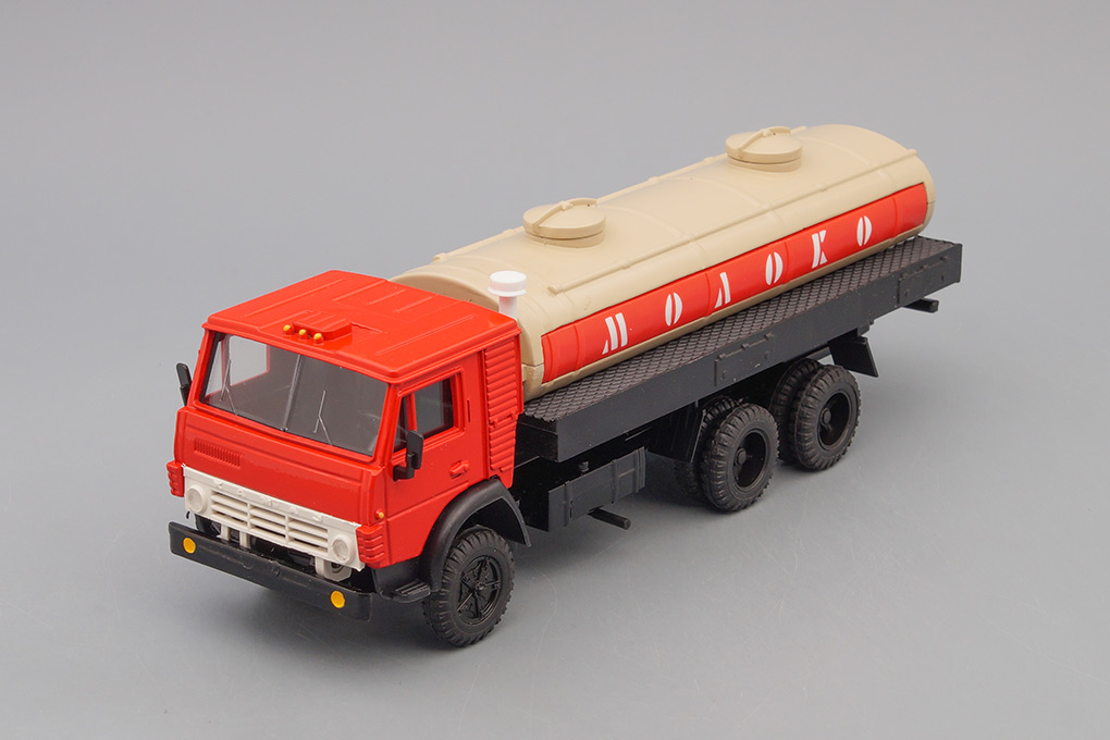 1:43 Камский 53212 цистерна Молоко, красный / бежевый / черный - ELK-775