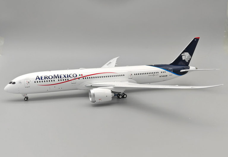 1:200 Boeing 787-9 Dream Liner: AeroMexico (Reg #N748AM) - 4897033268165