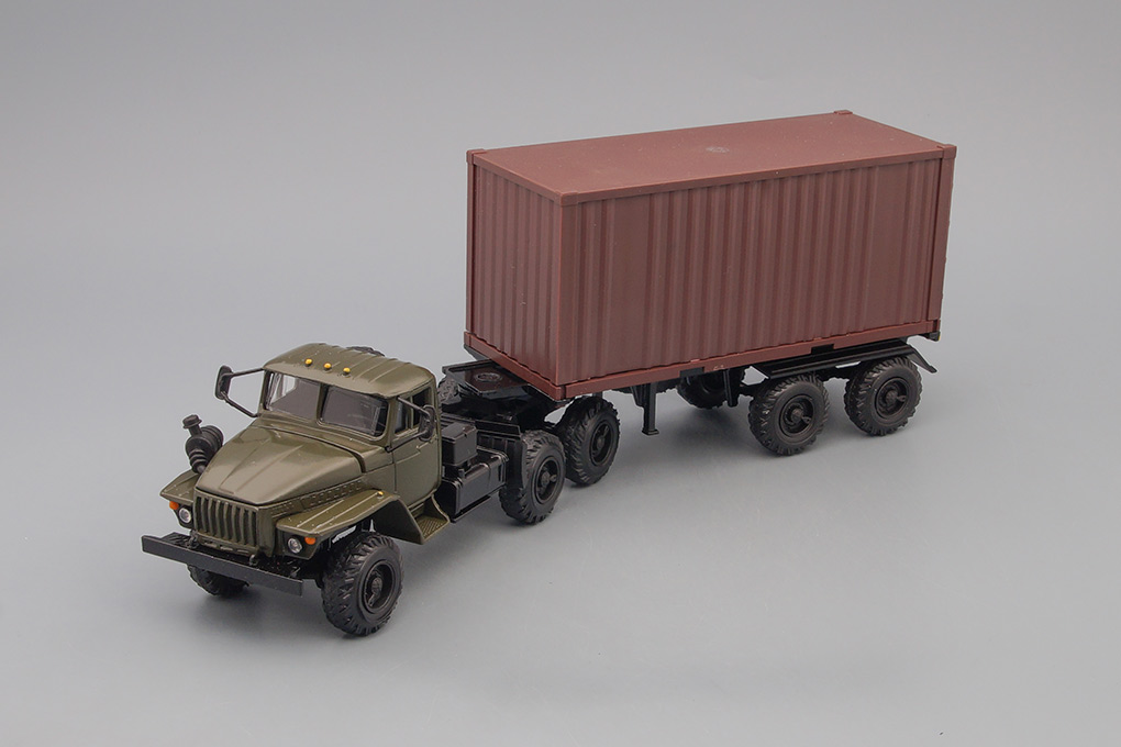 1:43 Уральский 44202 контейнеровоз, хаки / коричневый - ELK-788