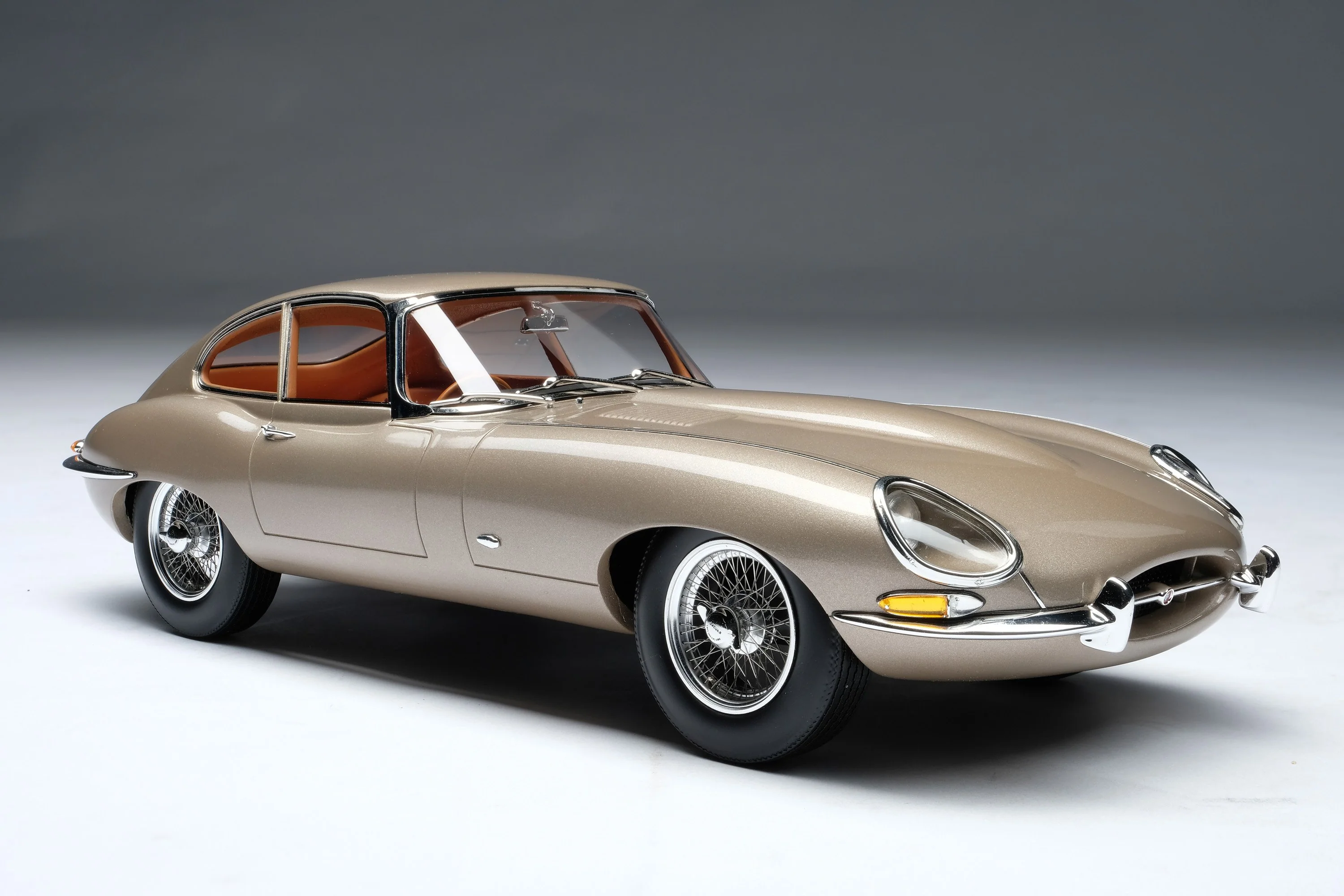1:18 JAGUAR E-type Coupe (1961), bronze met. - M6008