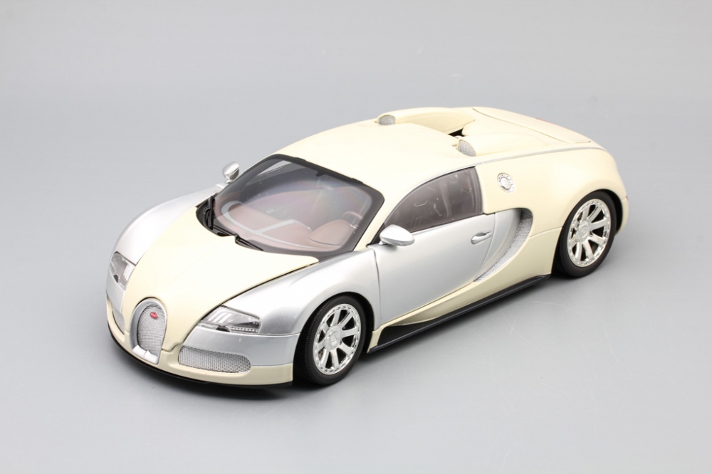 1:18 BUGATTI Veyron Edition Centenaire (2009), chrome / beige - 100110854