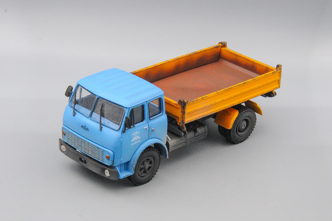 1:43 МАЗ-5111, голубой / желтый (с элементами эксплуатации) - AMT021