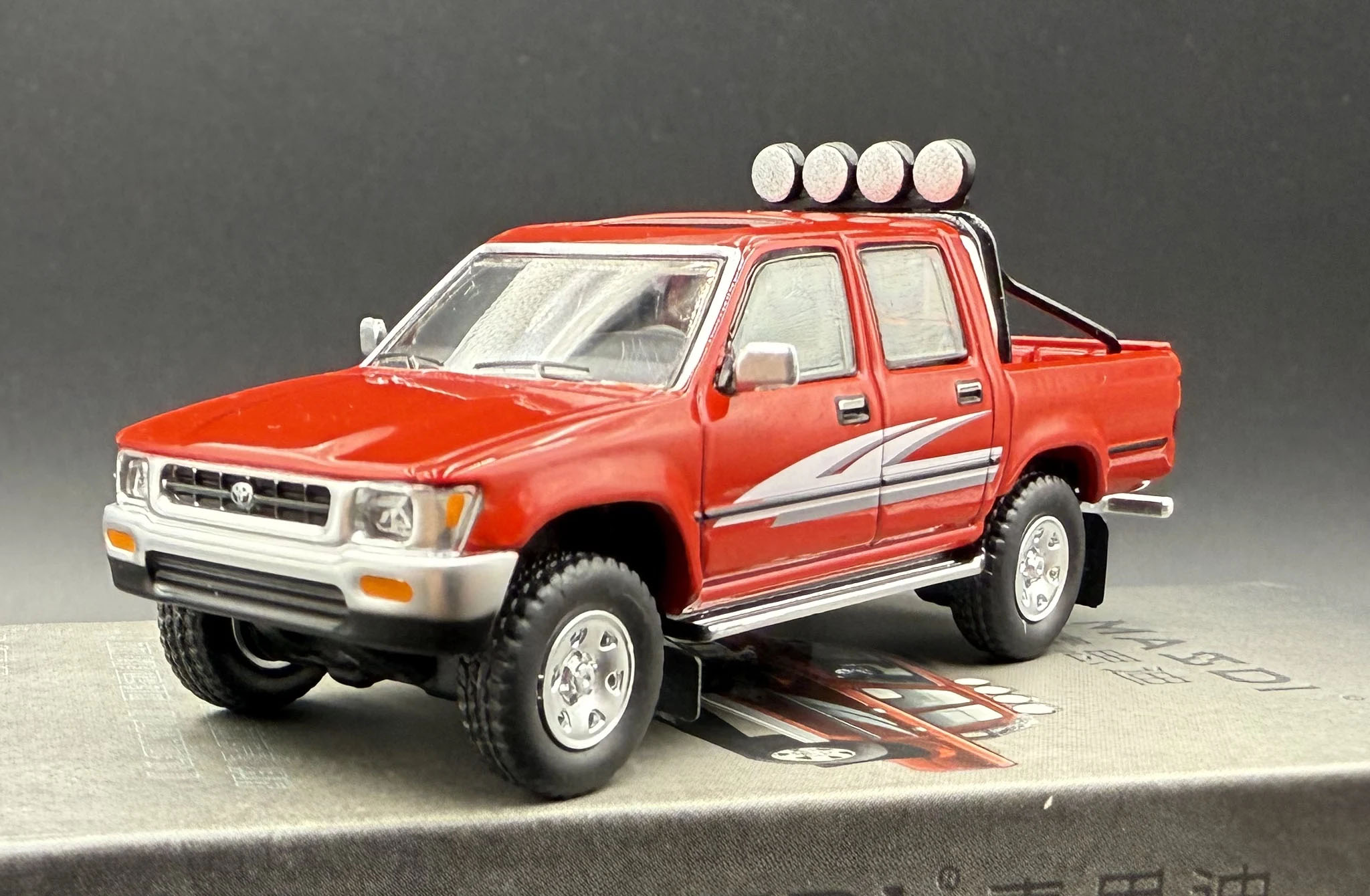 1:64 TOYOTA Hilux Double Cab 4WD (LN101), red - TYT3901