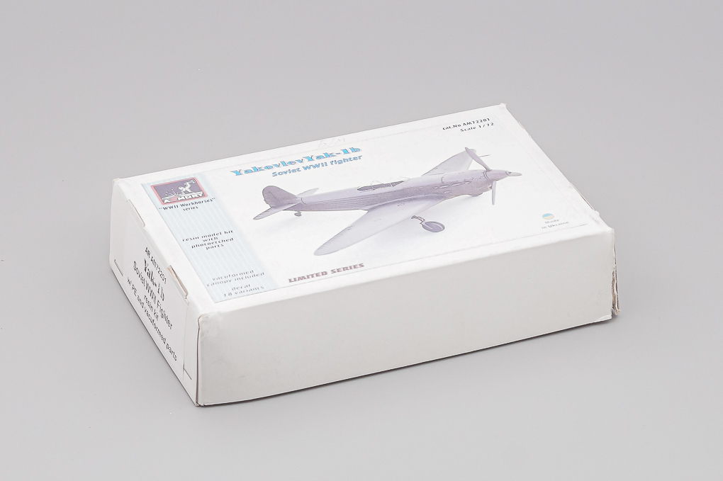 1:72 Сборная модель Yakovlev Yak-1b - AM72701-X1