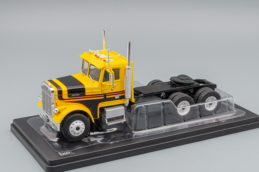 1:43 FREIGHTLINER FLC 120 64T седельный тягач (1977), Yellow/Black - TR116