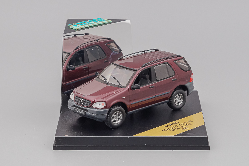 1:43 MERCEDES-BENZ M-Klasse (1998), metallic red - V98007-X1