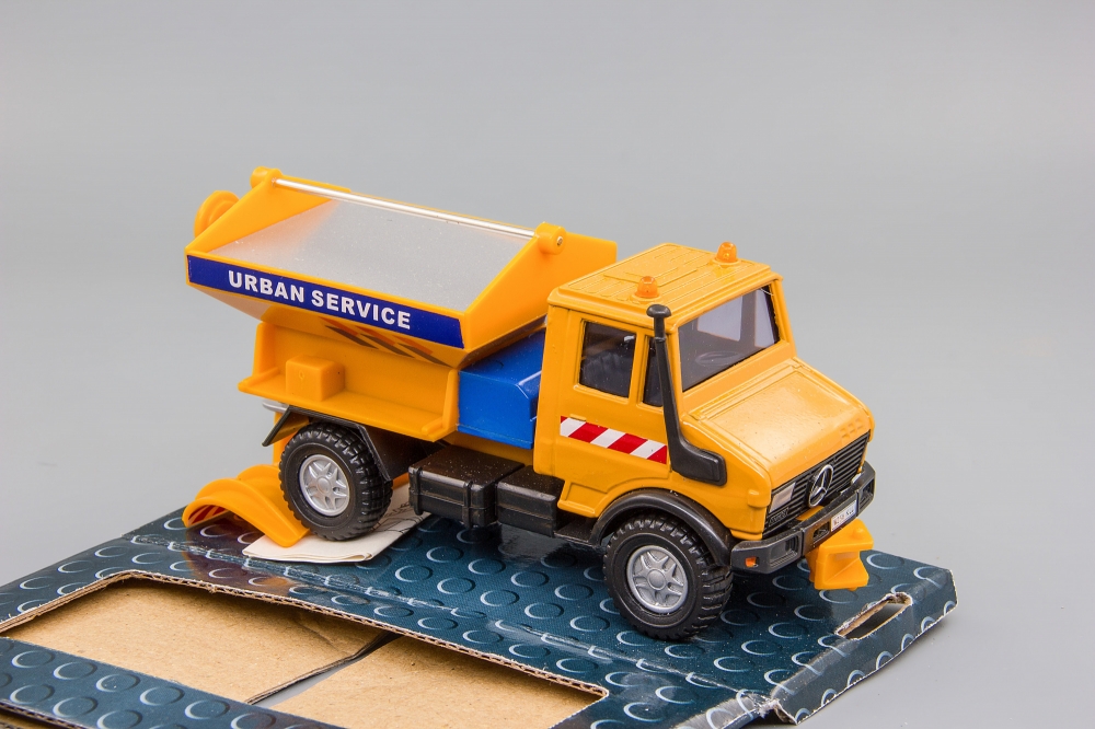 1:50 MERCEDES-BENZ Unimog, коммунальный пескоразбрасыватель, оранжевый - crc331