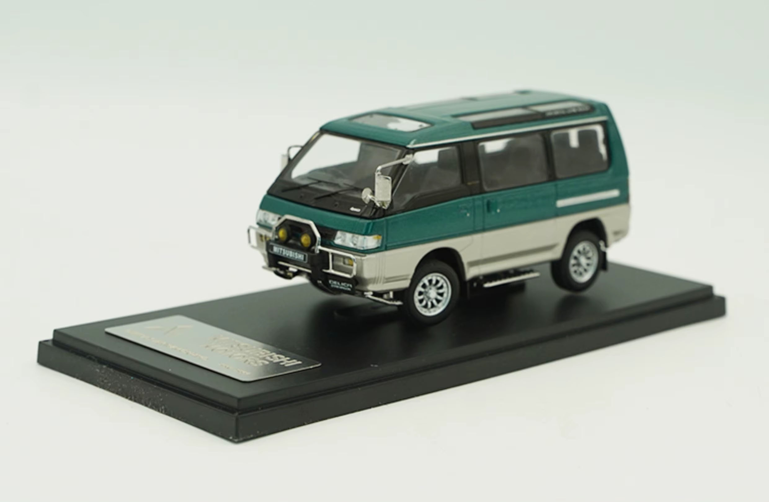 1:43 MITSUUBISHI Delica Star Wagon 4WD (1990-1999), green metallic / silver - TITMC024