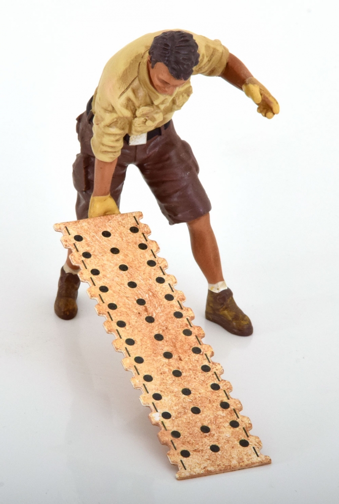 1:18 FIGUR Mechanic Camel Trophy #8 - AD18018