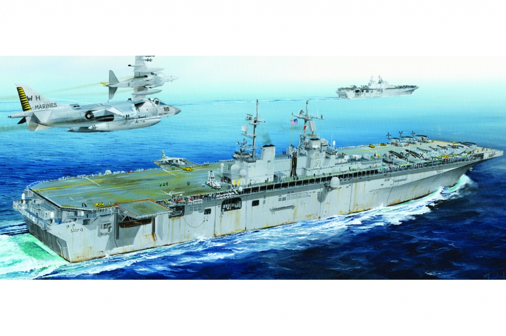 1:700 Сборная модель Корабль USS Boxer LHD-4 - 83405