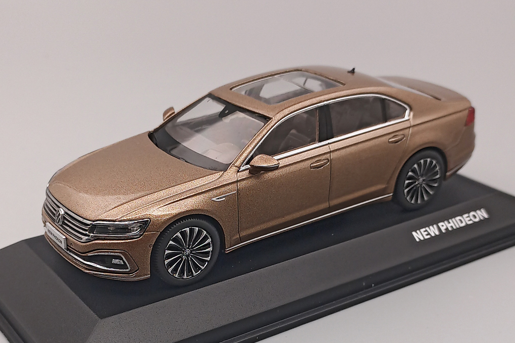 1:43 VOLKSWAGEN Phideon (2020), gold metallic - CM410GM