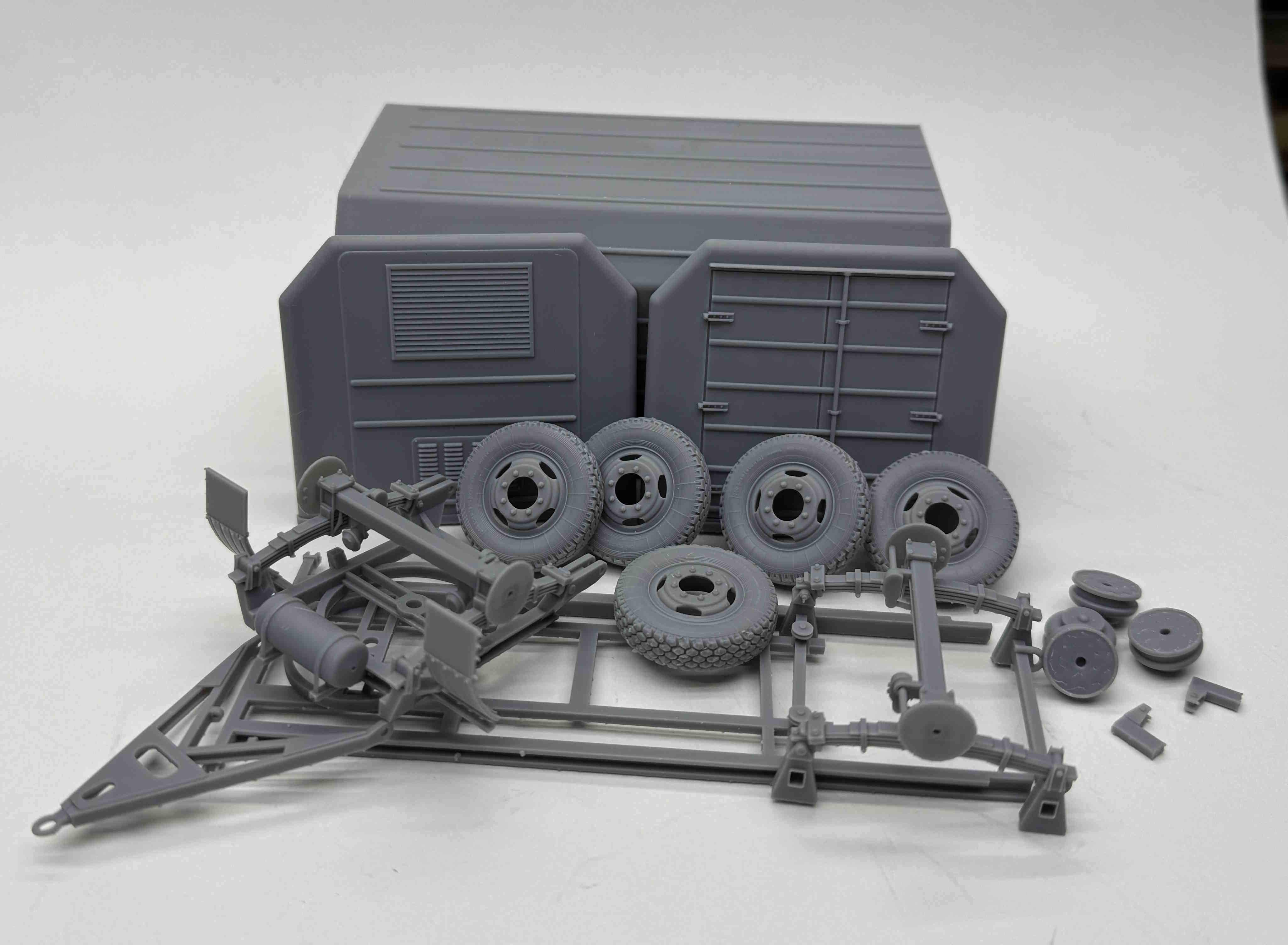 1:35 Сборная модель прицепа-рефрижератора ЛУаЗ-8930 для ЗИL-130 - LR-350019