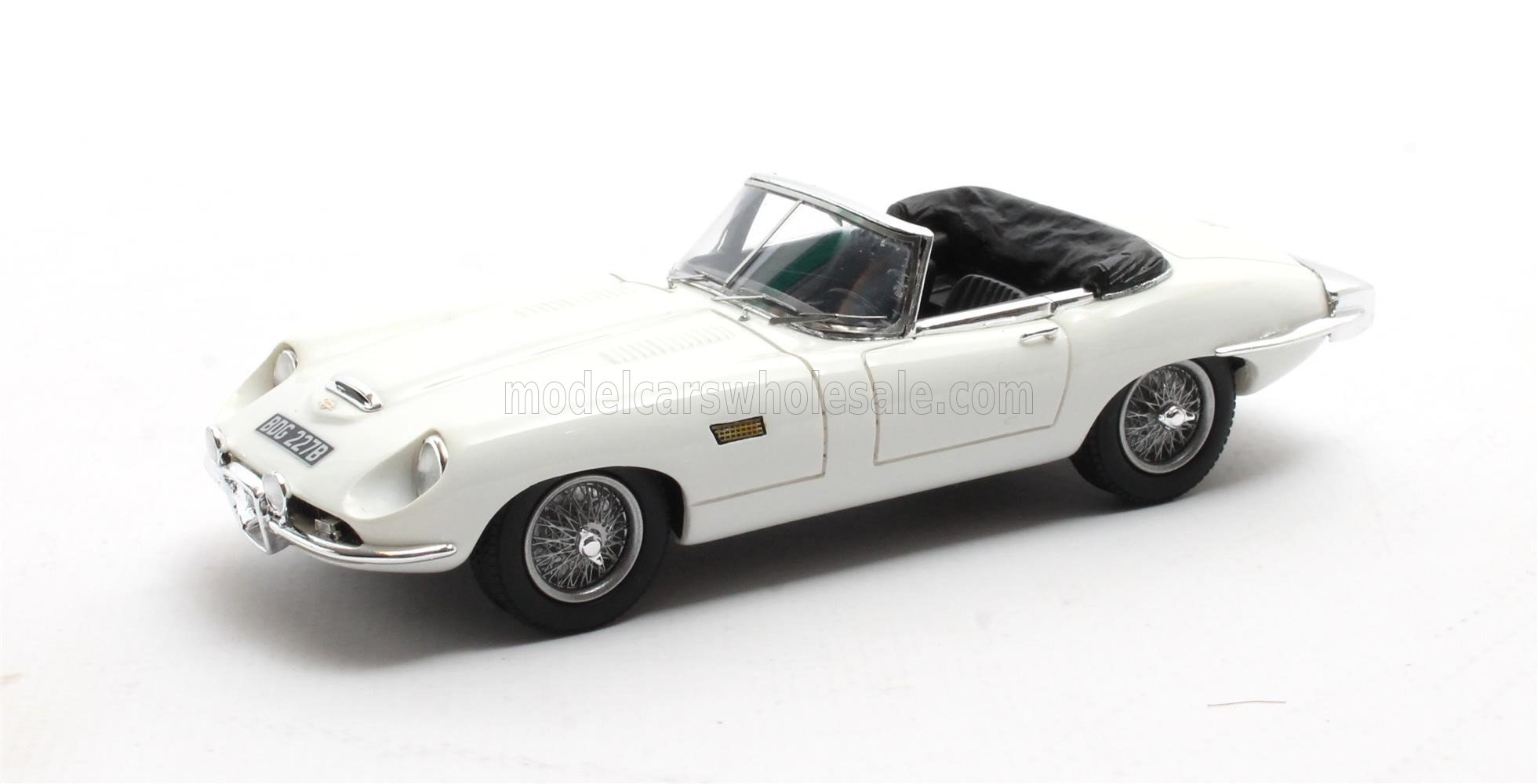 1:43 JAGUAR E-type Frua Roadster Open JUST MARRIED -С двумя фигурками (1964), white - MX51001-101-JM