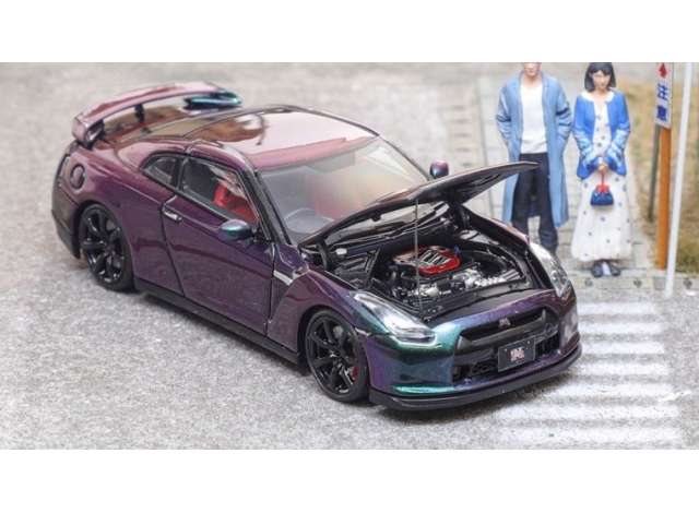 1:64 Nissan GTR-R35 with opening hood, chameleon - FH044