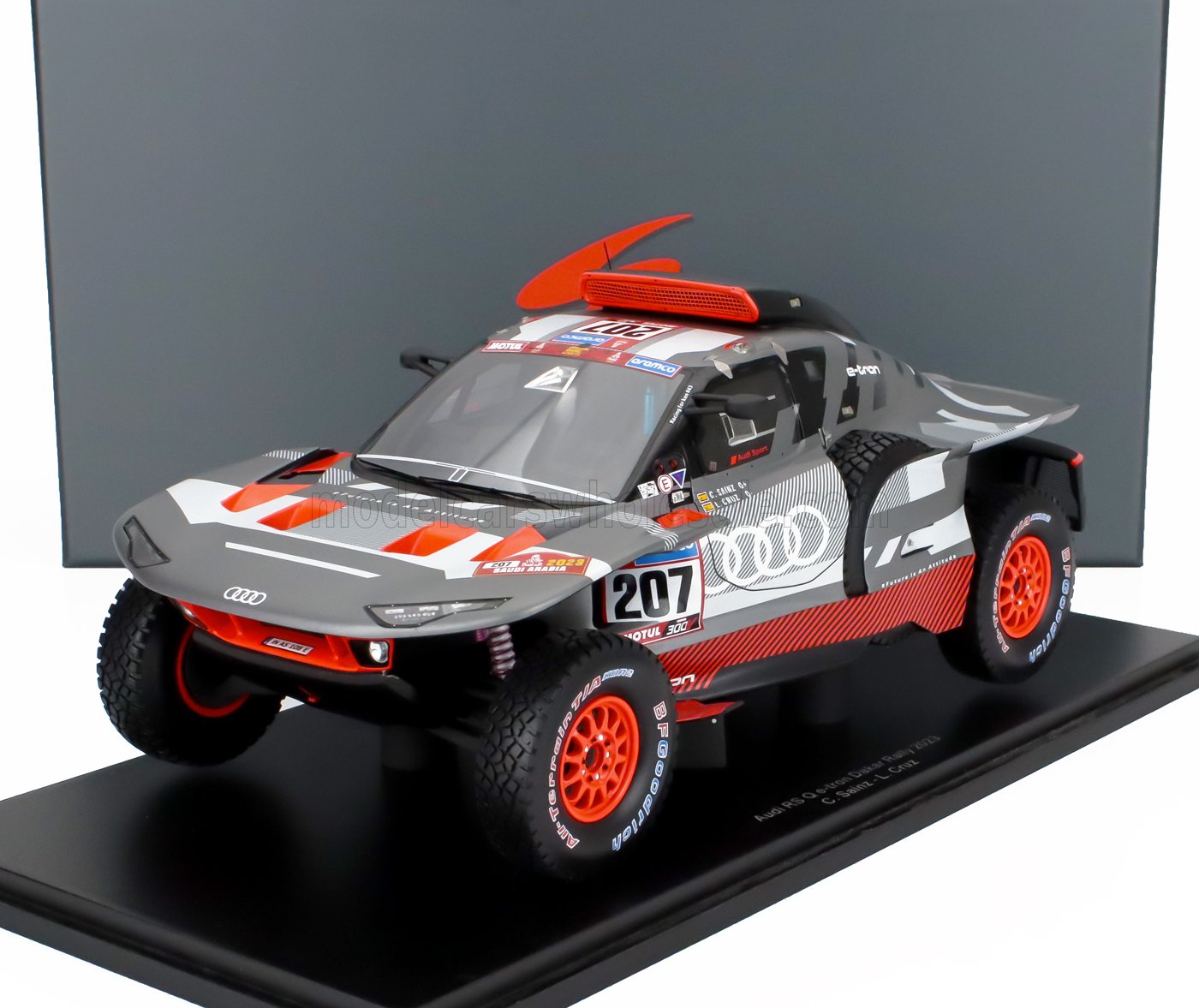 1:18 AUDI Q E-tron Rs Team Audi Sport №207 Rally Dakar (2023) Carlos Sainz - Lucas Cruz, Grey Silver Black - 18S791