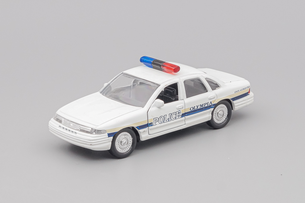 1:43 FORD Crown Victoria Olympia Police, white - LOT01425